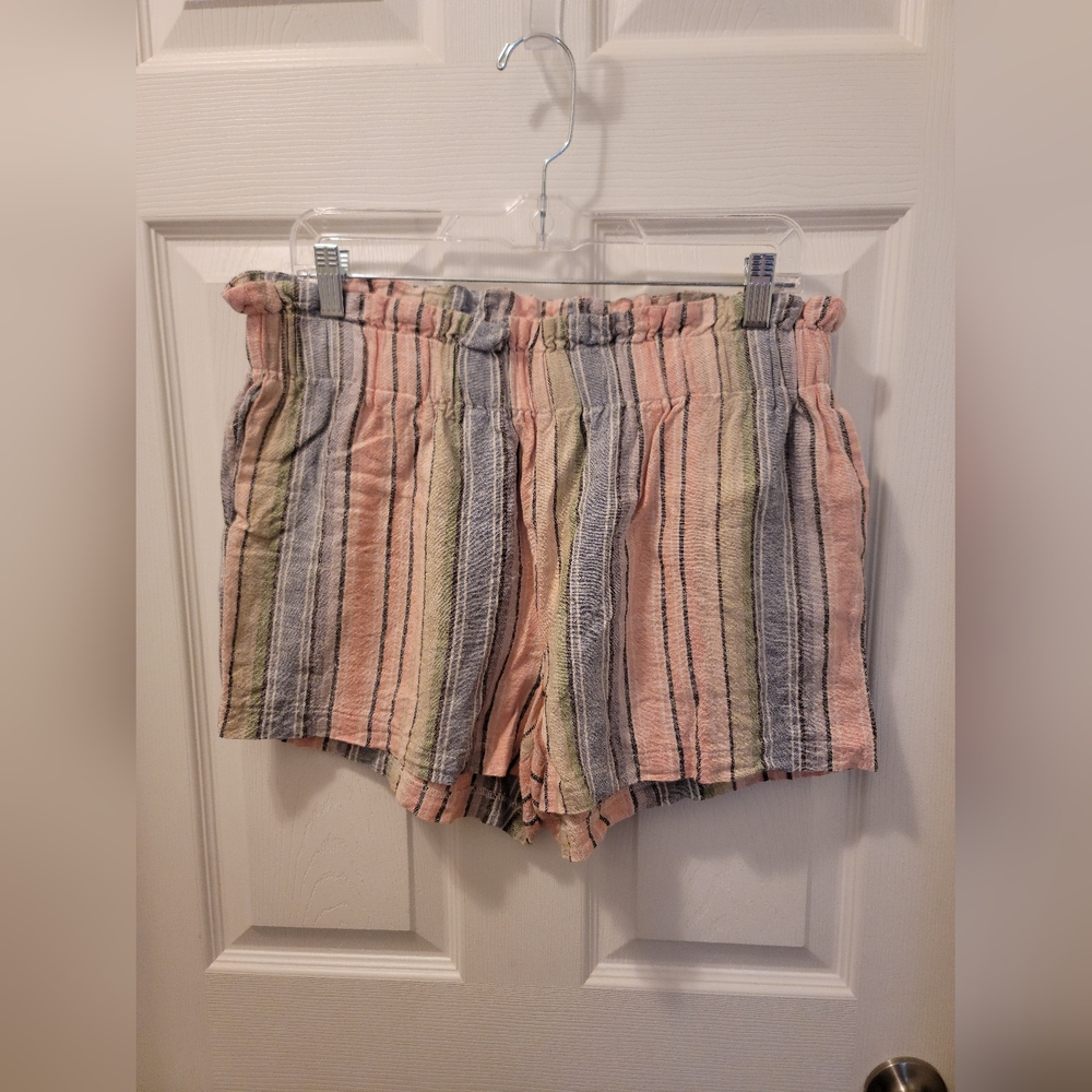 Paperbag waist linen shorts.